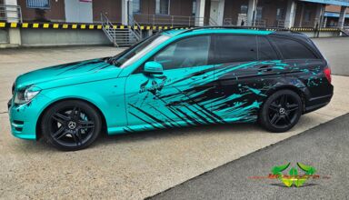 wrappsta.de-carwrapping-vollfolierung-mercedes_t_model-ultimate_black_gloss-emerald_green-09.jpg