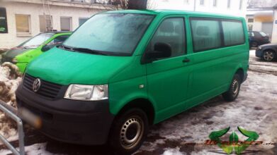 wrappsta.de_carwrapping-autofolierung_VW-T5_blut-rot_glanz-schwarz_01.jpg