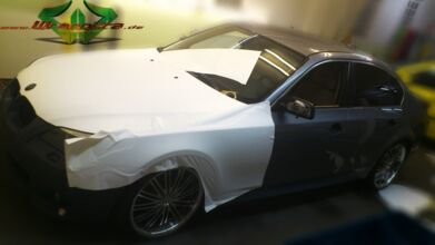 wrappsta.de_carwrapping-autofolierung_bmw-530i_matt-weiss_3d-carbon_01.jpg