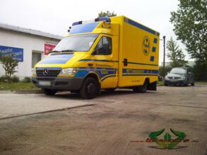 wrappsta.de_carwrapping-autofolierung_krankenwagen_gelb_blau_02.jpg