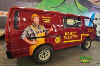 wrappsta.de-carwrapping-vollfolierung-toyota_hiace-gloss_burgundy-beschriftung-10.jpg