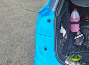 wrappsta.de-carwrapping-vollfolierung-audi_q5-gloss_light_blue-glanz_schwarz-bremssattel-11.jpg