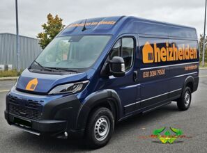 wrappsta.de-carwrapping-vollfolierung-peugeot_e_boxer-gloss_metallic_dark_blue-gloss_bright_orange-werbefolierung-06.jpg