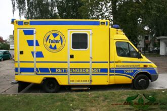wrappsta.de_carwrapping-autofolierung_krankenwagen_gelb_blau_07.jpg