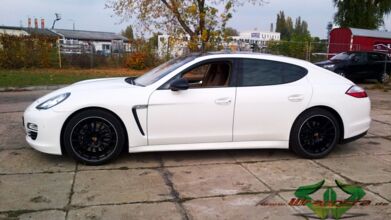 wrappsta.de_carwrapping-autofolierung_porsche-panamera_glanz-schwarz_02.jpg