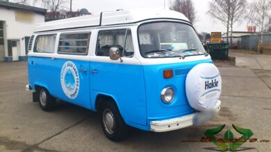 wrappsta.de_carwrapping-autofolierung_vw-bulli_hell-blau_glanz-weiss_04.jpg