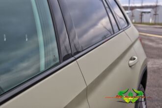 wrappsta.de-carwrapping-vollfolierung-Skoda_Kodiaq-matt_khaki_green-ravenblack_carbon-scheibentoenung-11.jpg