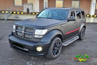 wrappsta.de-carwrapping-vollfolierung-dodge_nitro-matt_black-satin_red-01.jpg