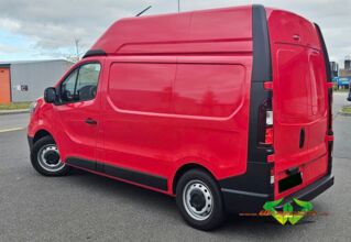 wrappsta.de-carwrapping-vollfolierung-renault_traffic-carmin_red-08.jpg