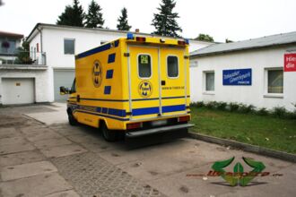 wrappsta.de_carwrapping-autofolierung_krankenwagen_gelb_blau_05.jpg