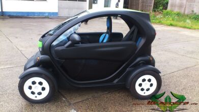 wrappsta.de_carwrapping-autofolierung_renault-twizy_matt-schwarz_gruen-carbon_06.jpg