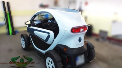 wrappsta.de_carwrapping-autofolierung_renault-twizy_matt-schwarz_gruen-carbon_02.jpg