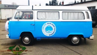 wrappsta.de_carwrapping-autofolierung_vw-bulli_hell-blau_glanz-weiss_07.jpg