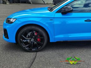 wrappsta.de-carwrapping-vollfolierung-audi_q5-gloss_light_blue-glanz_schwarz-bremssattel-02.jpg