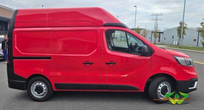 wrappsta.de-carwrapping-vollfolierung-renault_traffic-carmin_red-01.jpg