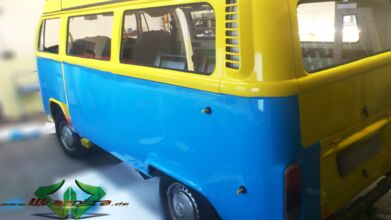 wrappsta.de_carwrapping-autofolierung_vw-bulli_hell-blau_glanz-weiss_03.jpg