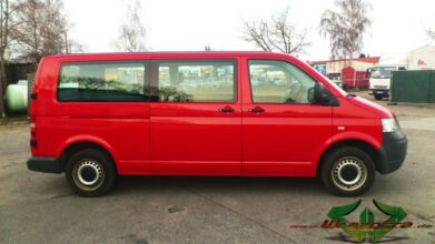 wrappsta.de_carwrapping-autofolierung_VW-T5_blut-rot_glanz-schwarz_04.jpg