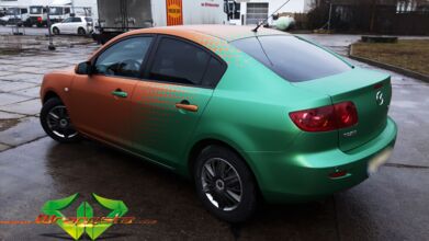 wrappsta.de_carwrapping-vollfolierung_mazda-3-emerald-green_blaze-orange_05.jpg