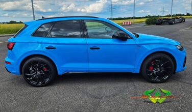 wrappsta.de-carwrapping-vollfolierung-audi_q5-gloss_light_blue-glanz_schwarz-bremssattel-03.jpg
