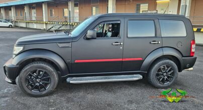 wrappsta.de-carwrapping-vollfolierung-dodge_nitro-matt_black-satin_red-02.jpg