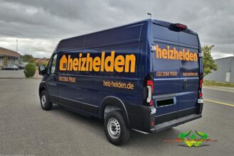 wrappsta.de-carwrapping-vollfolierung-peugeot_e_boxer-gloss_metallic_dark_blue-gloss_bright_orange-werbefolierung-12.jpg