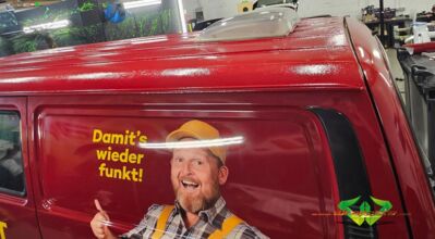 wrappsta.de-carwrapping-vollfolierung-toyota_hiace-gloss_burgundy-beschriftung-08.jpg