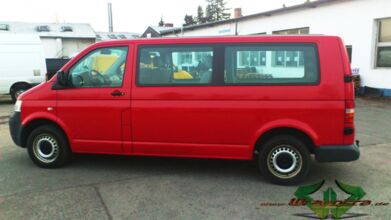 wrappsta.de_carwrapping-autofolierung_VW-T5_blut-rot_glanz-schwarz_08.jpg