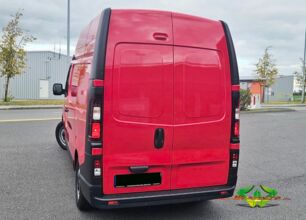 wrappsta.de-carwrapping-vollfolierung-renault_traffic-carmin_red-07.jpg