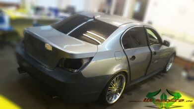 wrappsta.de_carwrapping-autofolierung_bmw-530i_matt-weiss_3d-carbon_02.jpg