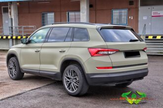 wrappsta.de-carwrapping-vollfolierung-Skoda_Kodiaq-matt_khaki_green-ravenblack_carbon-scheibentoenung-05.jpg