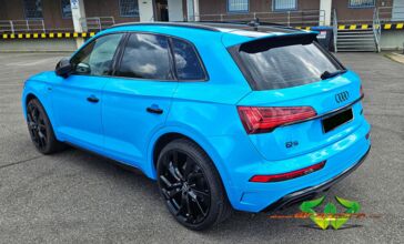 wrappsta.de-carwrapping-vollfolierung-audi_q5-gloss_light_blue-glanz_schwarz-bremssattel-07.jpg