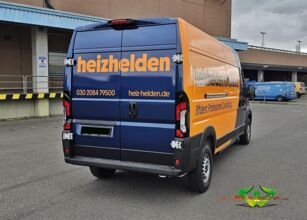 wrappsta.de-carwrapping-vollfolierung-peugeot_e_boxer-gloss_metallic_dark_blue-gloss_bright_orange-werbefolierung-09.jpg