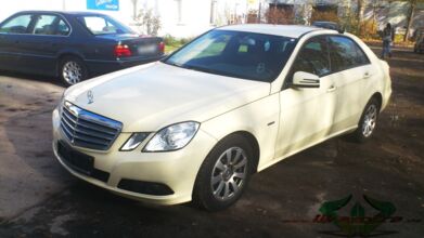 wrappsta.de_carwrapping-autofolierung_Mercedes-e-klasse_glanz-schwarz_01.jpg