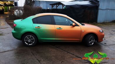 wrappsta.de_carwrapping-vollfolierung_mazda-3-emerald-green_blaze-orange_07.jpg