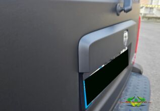 wrappsta.de-carwrapping-vollfolierung-dodge_nitro-matt_black-satin_red-10.jpg