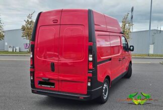 wrappsta.de-carwrapping-vollfolierung-renault_traffic-carmin_red-06.jpg