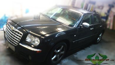 wrappsta.de_carwrapping-autofolierung_chrysler-300c_weiss-carbon_01.jpg