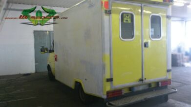 wrappsta.de_carwrapping-autofolierung_krankenwagen_gelb_blau_09.jpg