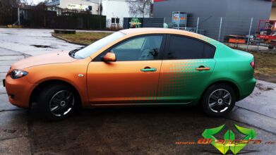 wrappsta.de_carwrapping-vollfolierung_mazda-3-emerald-green_blaze-orange_11.jpg