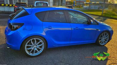 wrappsta.de-carwrapping-vollfolierung-opel_astra_j-blue_diamond-glanz_schwarz-01.jpg