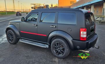 wrappsta.de-carwrapping-vollfolierung-dodge_nitro-matt_black-satin_red-03.jpg