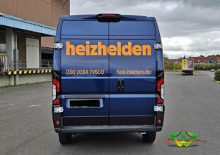 wrappsta.de-carwrapping-vollfolierung-peugeot_e_boxer-gloss_metallic_dark_blue-gloss_bright_orange-werbefolierung-03.jpg