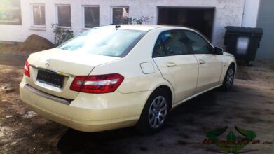 wrappsta.de_carwrapping-autofolierung_Mercedes-e-klasse_glanz-schwarz_03.jpg