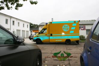 wrappsta.de_carwrapping-autofolierung_krankenwagen_gelb_blau_04.jpg