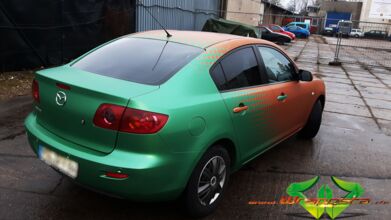 wrappsta.de_carwrapping-vollfolierung_mazda-3-emerald-green_blaze-orange_03.jpg