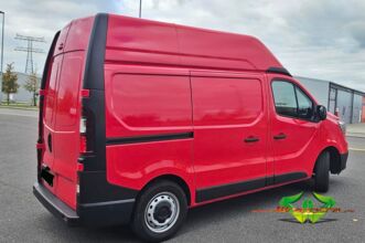 wrappsta.de-carwrapping-vollfolierung-renault_traffic-carmin_red-05.jpg