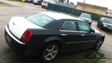 wrappsta.de_carwrapping-autofolierung_chrysler-300c_weiss-carbon_09.jpg