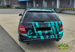 wrappsta.de-carwrapping-vollfolierung-mercedes_t_model-ultimate_black_gloss-emerald_green-07.jpg