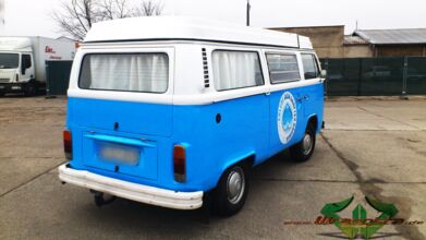 wrappsta.de_carwrapping-autofolierung_vw-bulli_hell-blau_glanz-weiss_10.jpg