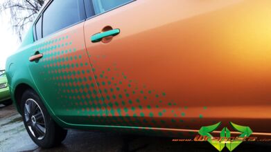 wrappsta.de_carwrapping-vollfolierung_mazda-3-emerald-green_blaze-orange_08.jpg